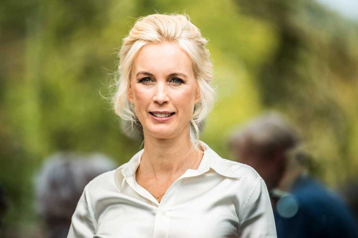 İsveç'te muhabir, canlı yayında yere yığıldı