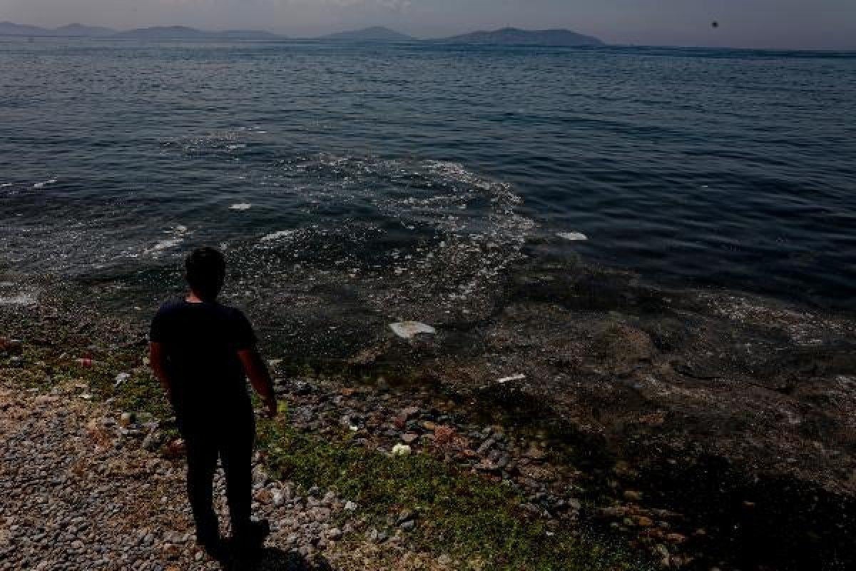 Caddebostan Sahili'nde denizin kıyısı pislik içinde