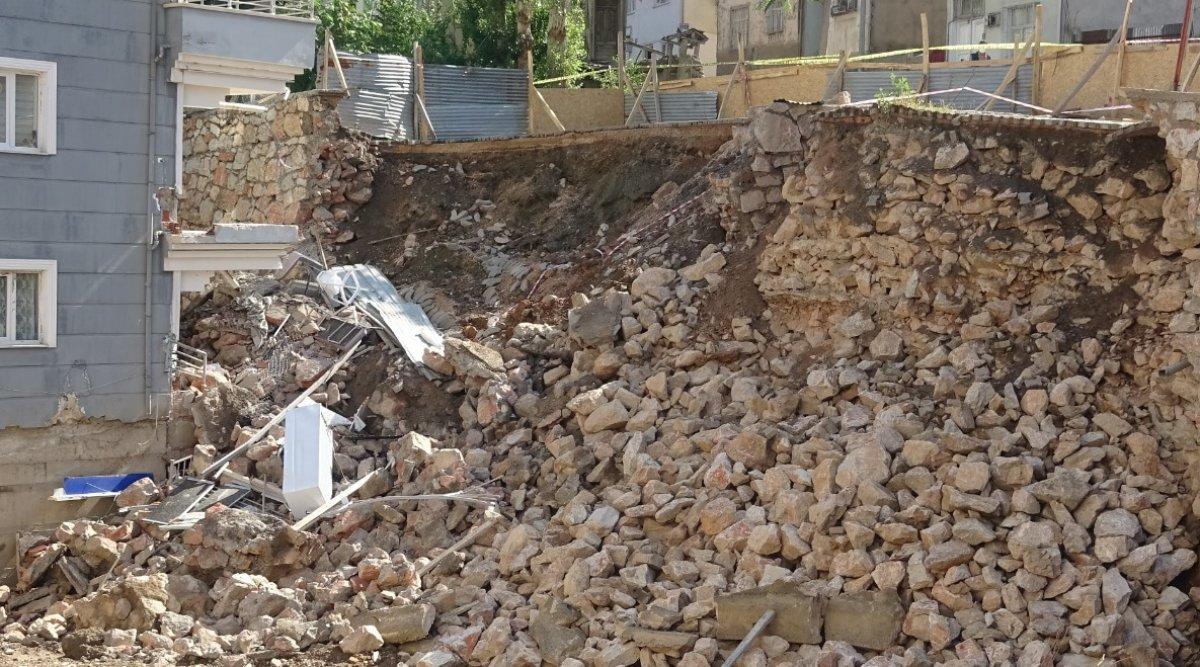 Tokat'ta istinat duvarının çökme anı kamerada