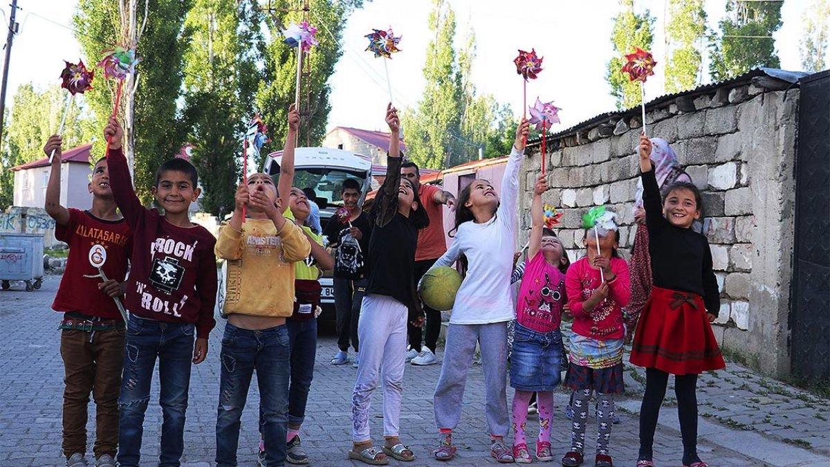 Ağrılı köy çocuklarına 'tablet' hediyesi