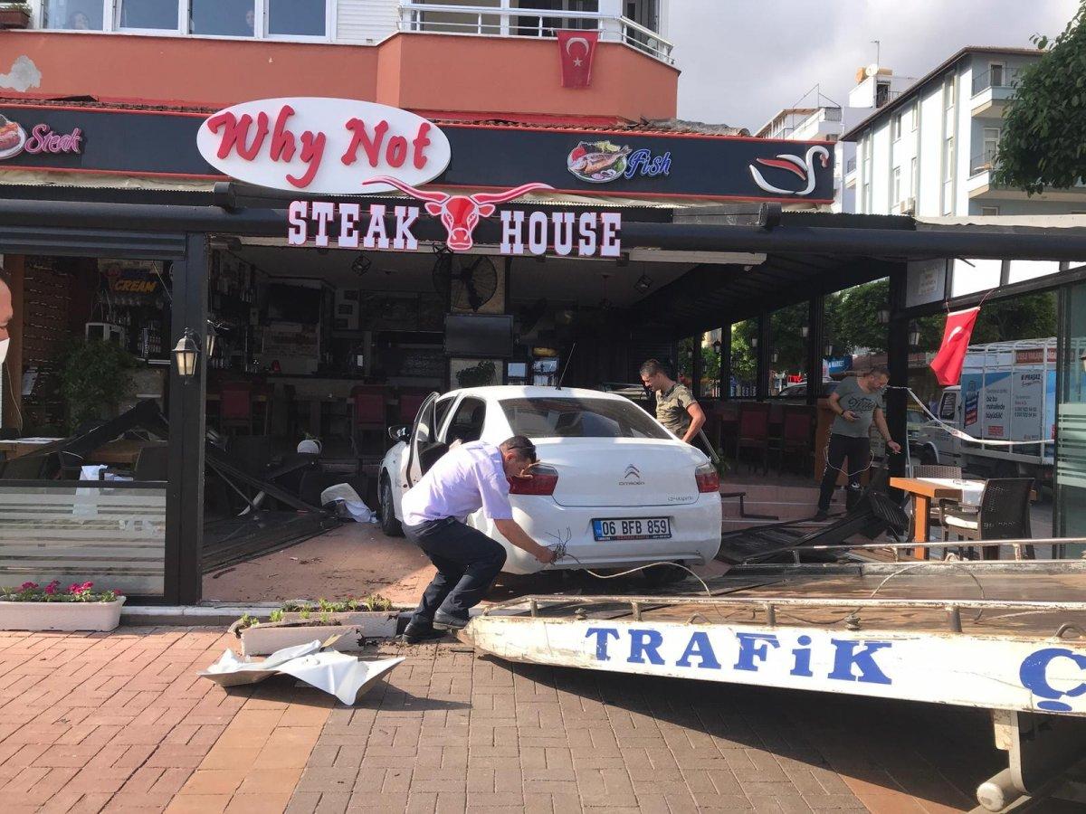 Şarkıcı Lara’ya Alanya’da otomobil çarptı