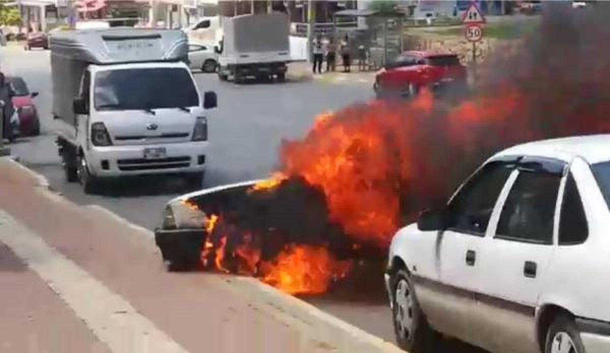 Antalya'da, alev topuna dönen otomobil