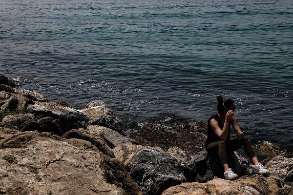 Caddebostan Sahili'nde denizin kıyısı pislik içinde