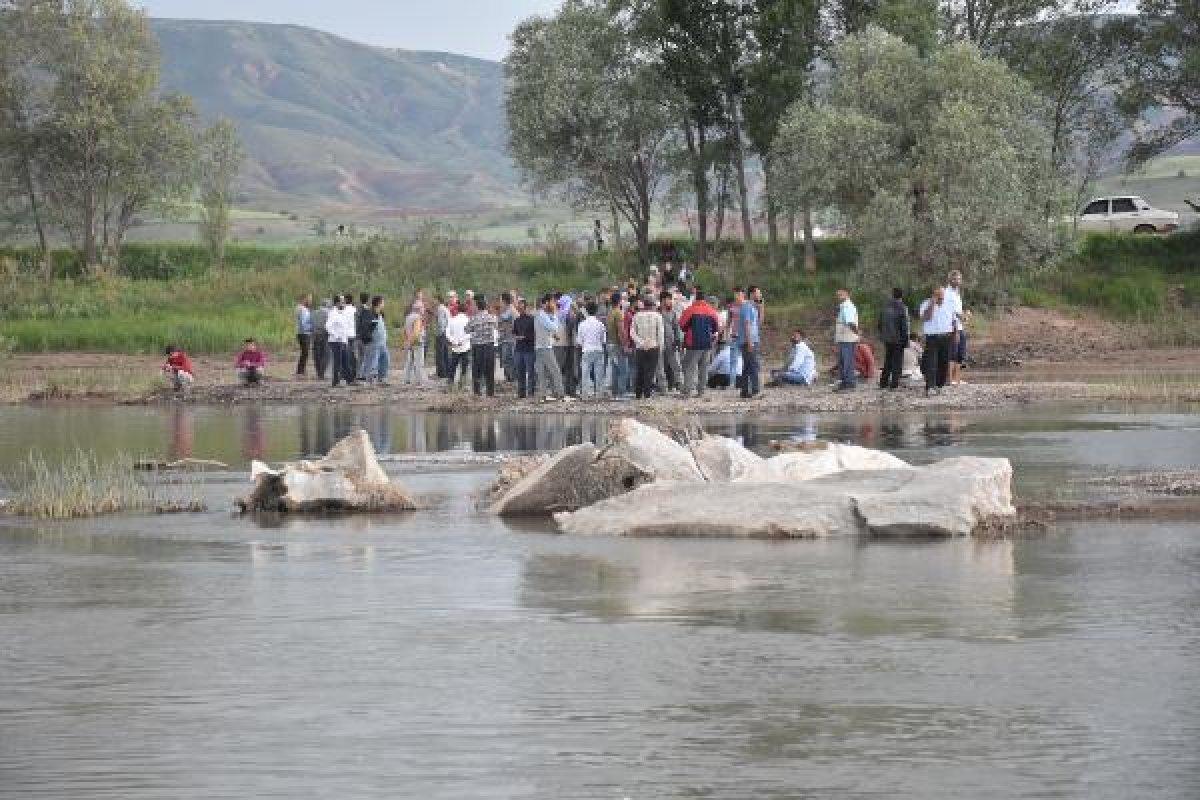 Kızılırmak'a giren 3 çocuk boğuldu