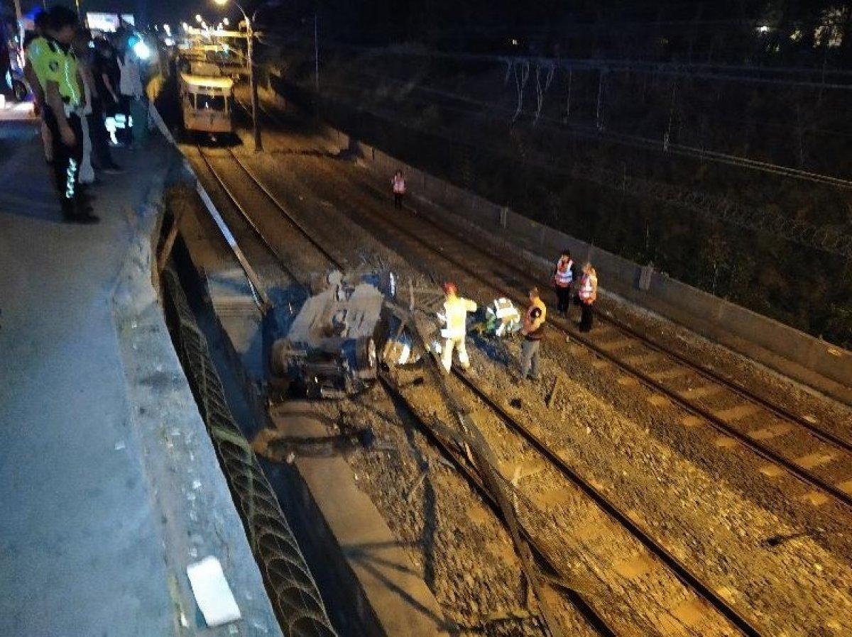 Şirinevler’de otomobil metro raylarına uçtu: 1 yaralı