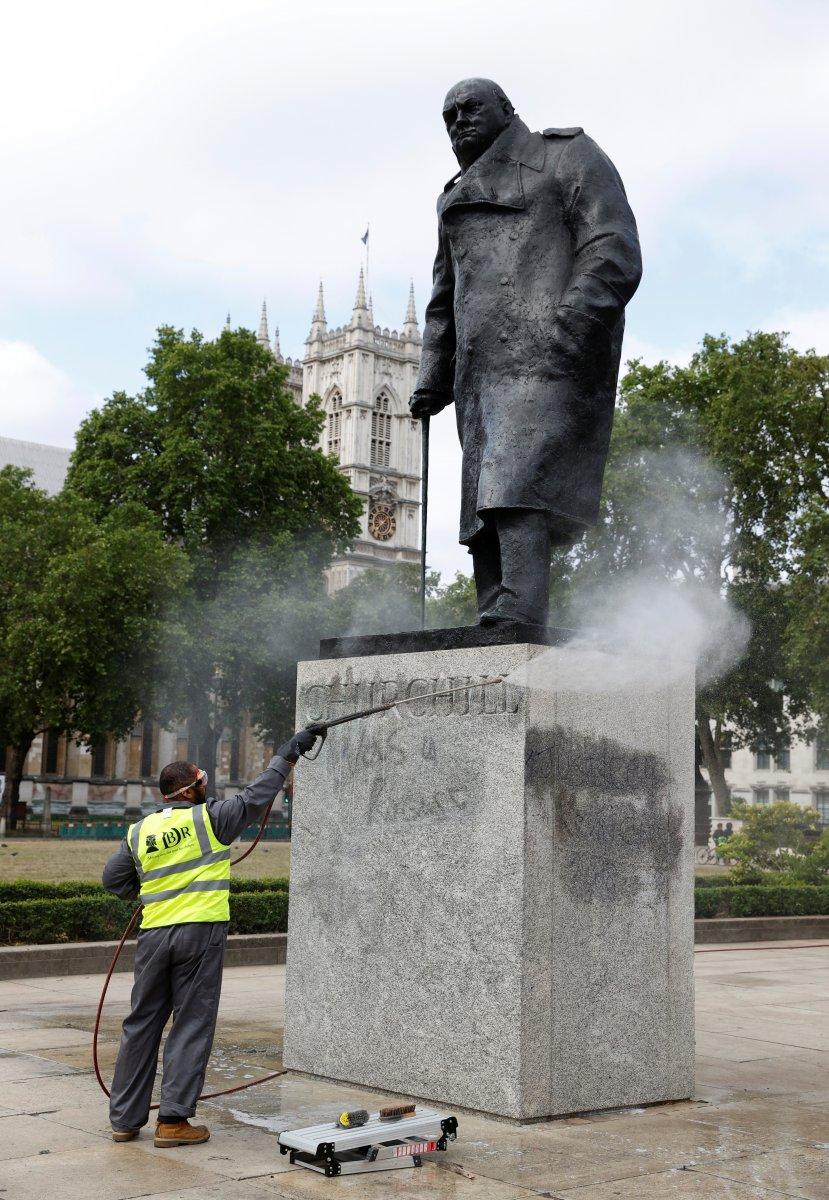 İngiltere'de heykellere saldırılar sürüyor