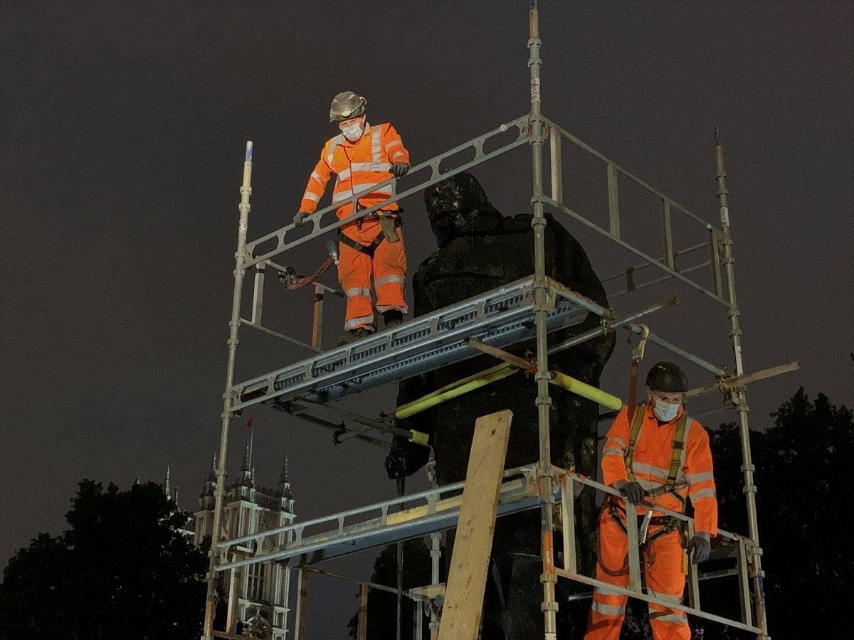 İngiltere'de heykellere saldırılar sürüyor