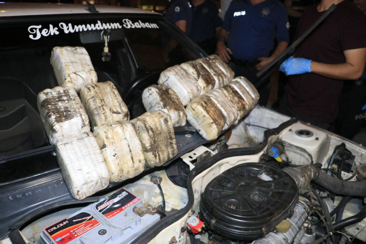 Adana'da polise çarpıp kaçtı, aracından uyuşturucu çıktı