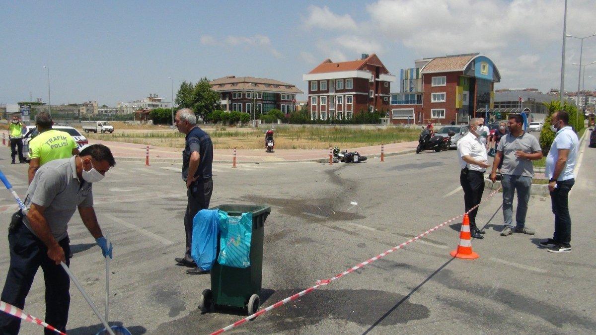 Antalya'da motosiklet sürücüsü ticari araca çarptı
