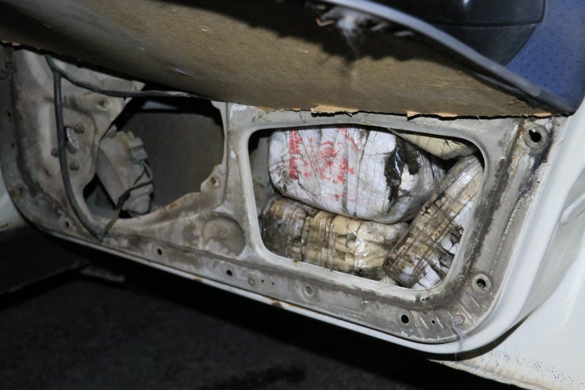 Adana'da polise çarpıp kaçtı, aracından uyuşturucu çıktı