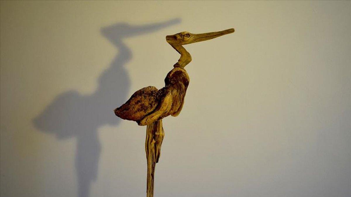 Sahilden topladığı ağaç parçalarını sanat eserine dönüştü