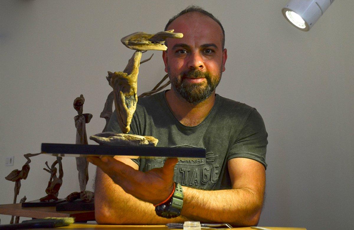 Sahilden topladığı ağaç parçalarını sanat eserine dönüştü
