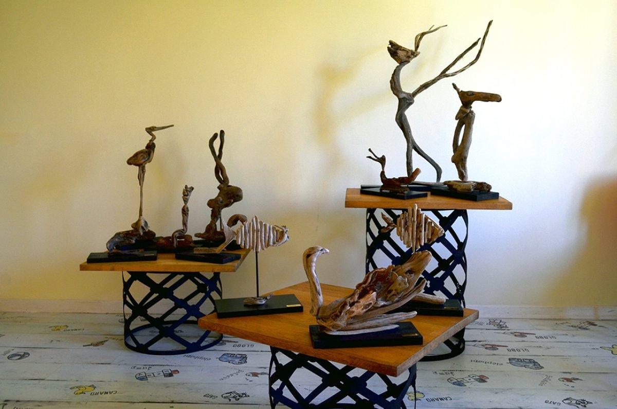 Sahilden topladığı ağaç parçalarını sanat eserine dönüştü