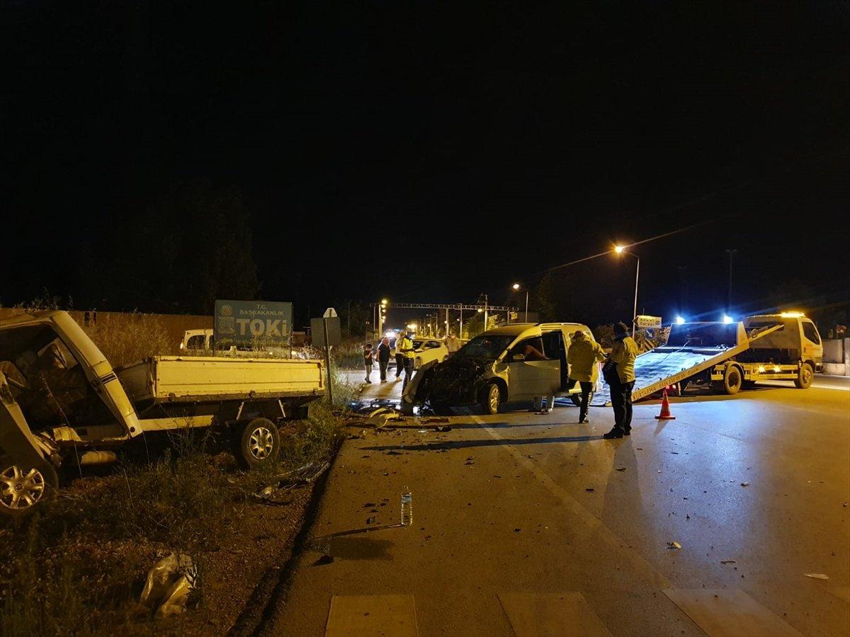 Bursa'da kamyonet ile hafif ticarinin çarpışma anı