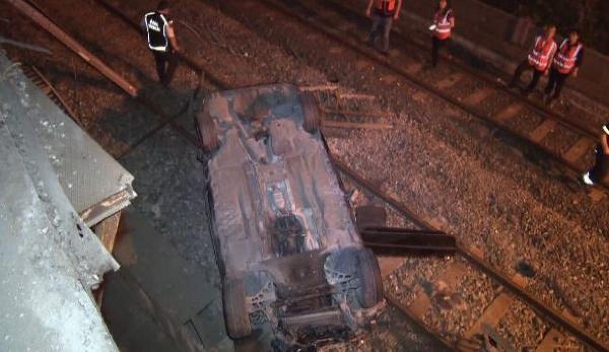 Bakırköy'de otomobil metro hattına düştü