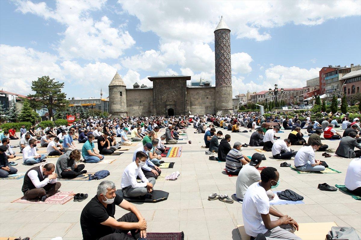 Cuma namazı salgın sonrası üçüncü kez kılındı