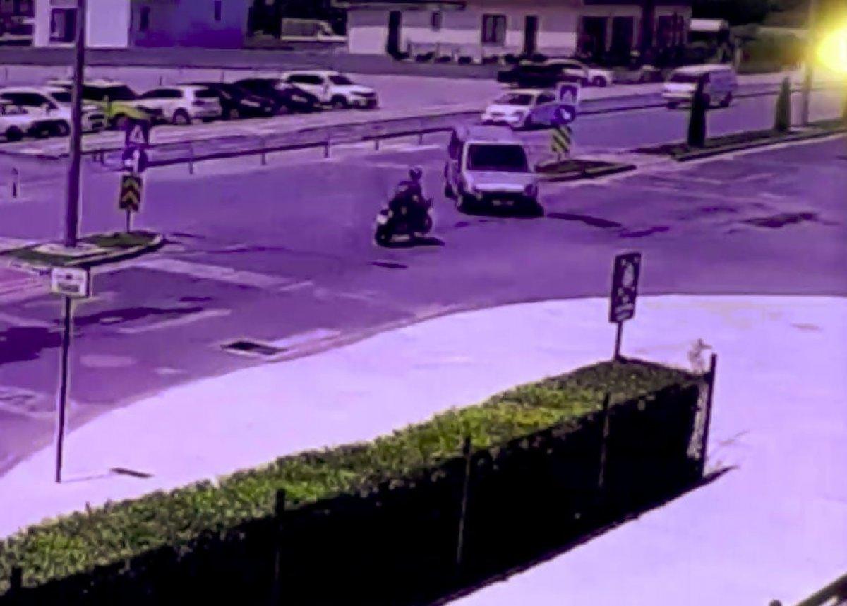 Antalya'da motosiklet sürücüsü ticari araca çarptı