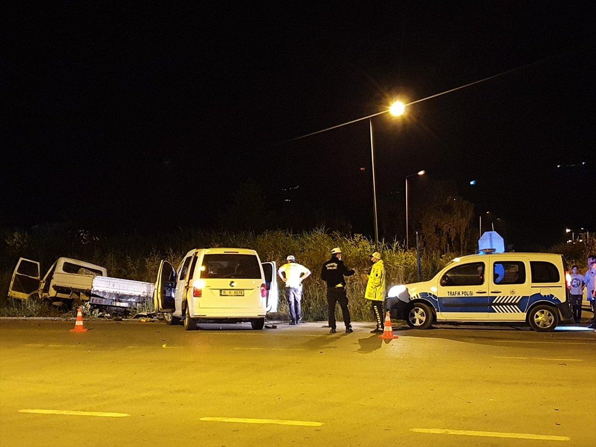 Bursa'da kamyonet ile hafif ticarinin çarpışma anı