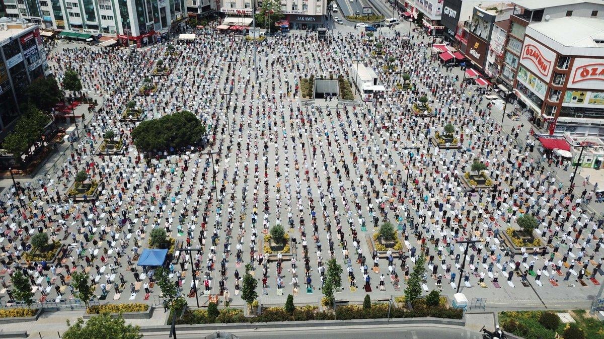 Cuma namazı salgın sonrası üçüncü kez kılındı
