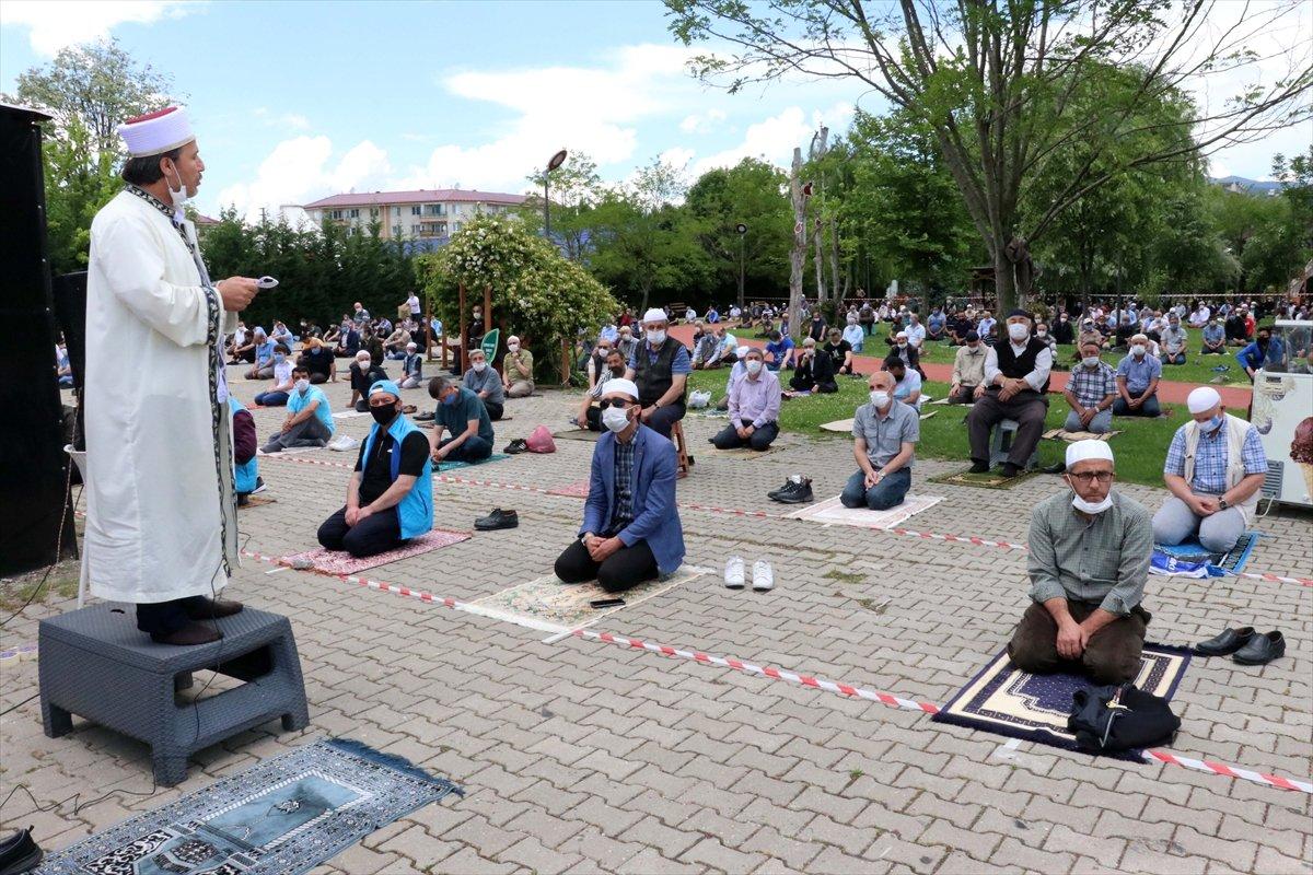 Cuma namazı salgın sonrası üçüncü kez kılındı