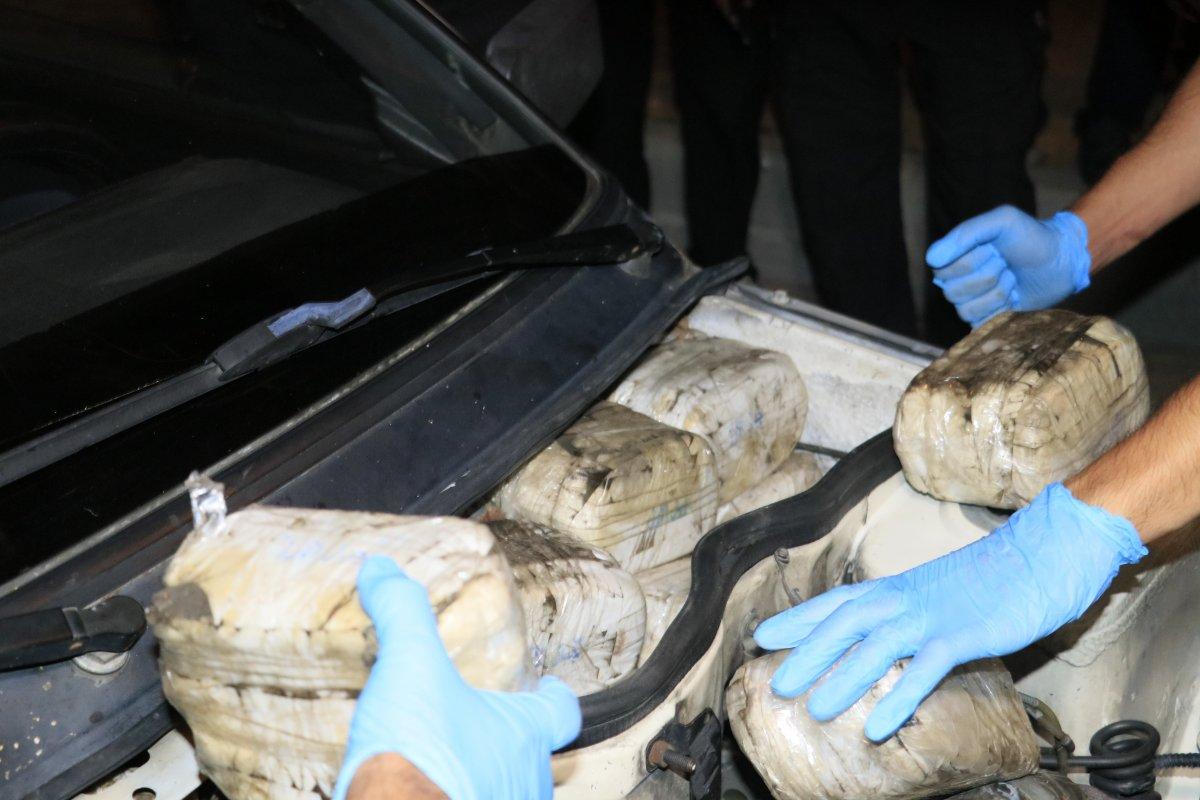 Adana'da polise çarpıp kaçtı, aracından uyuşturucu çıktı