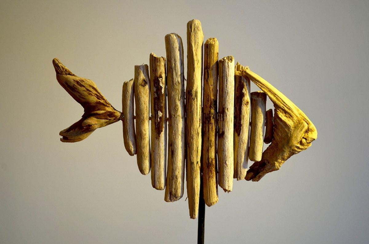Sahilden topladığı ağaç parçalarını sanat eserine dönüştü