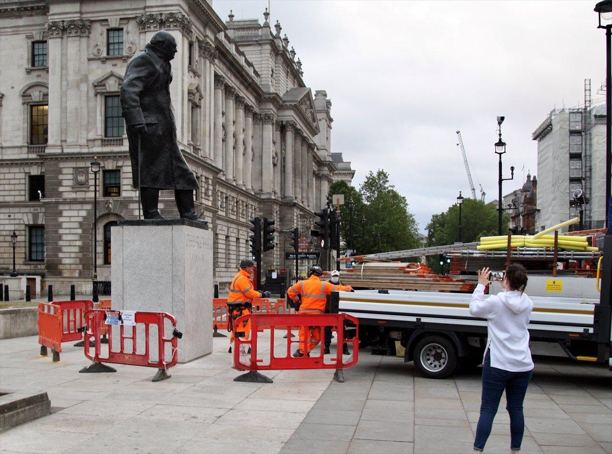 Londra'da Churchill'in heykeli korumaya alındı