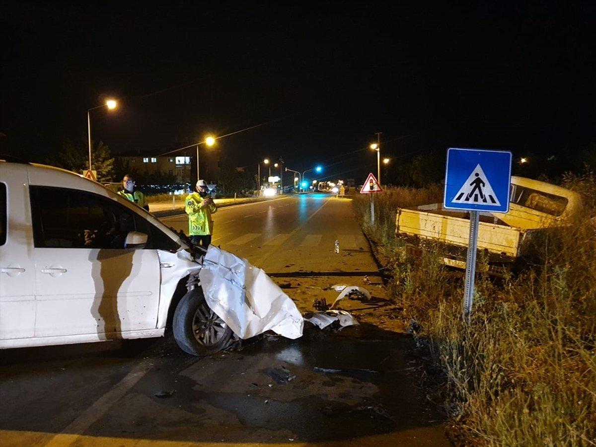 Bursa'da kamyonet ile hafif ticarinin çarpışma anı