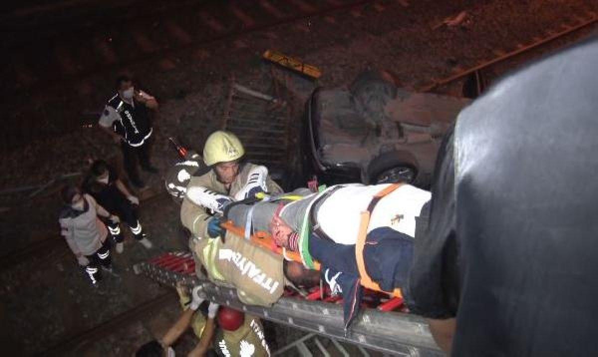 Bakırköy'de otomobil metro hattına düştü