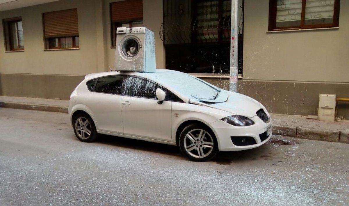 Park eden araca beton parçaları atıp, balyozla saldırdı