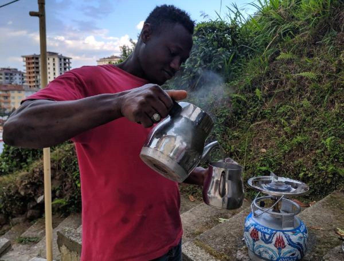 Senegalli işçilerin çay toplama sevdası