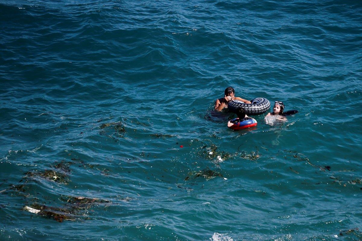 Konyaaltı sahilinde yoğunluk başladı