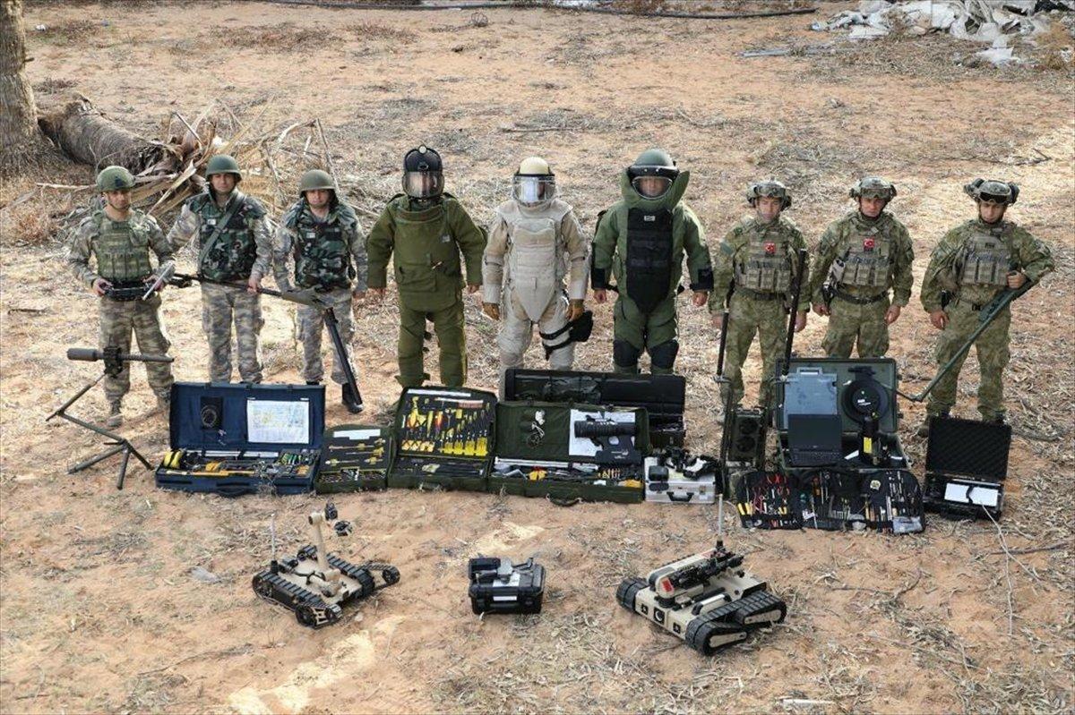 Türk askeri Libya'da mayınları temizliyor