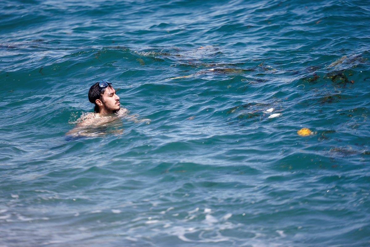 Konyaaltı sahilinde yoğunluk başladı