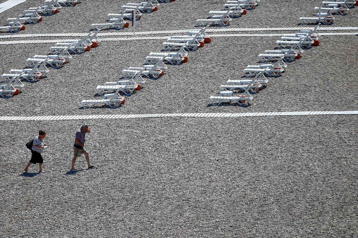 Konyaaltı sahilinde yoğunluk başladı