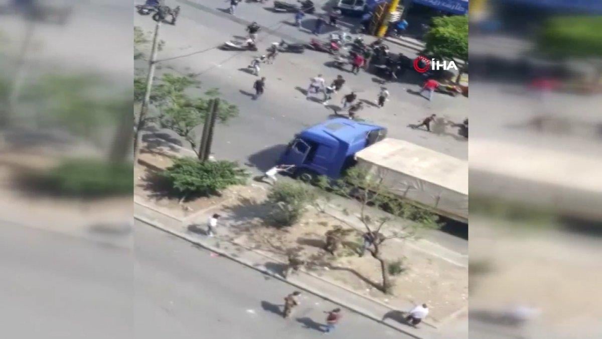 Lübnan'da protestocular, Esad'a giden yardımı durdurdu