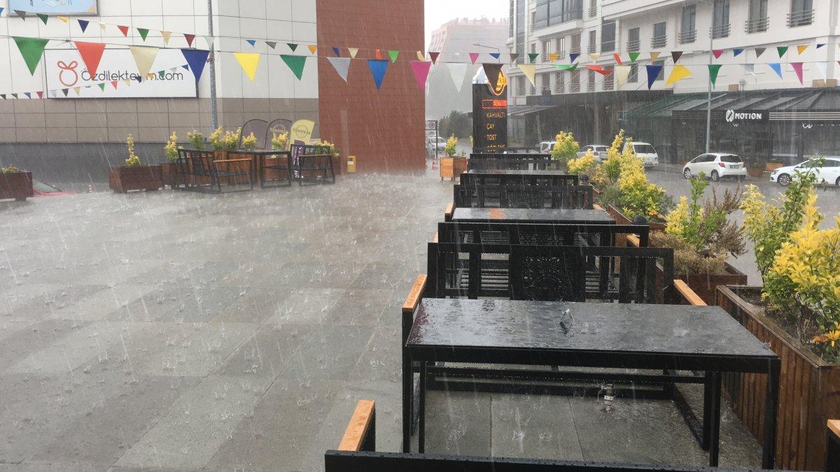 Eskişehir'de sağanak yağış vatandaşlara zor anlar yaşattı