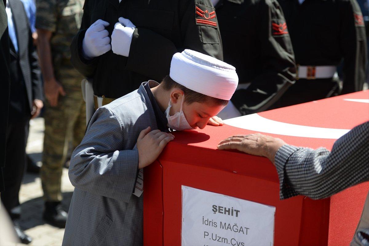 İdlib şehidinin cenaze töreninde PKK'ya lanet yağdırıldı