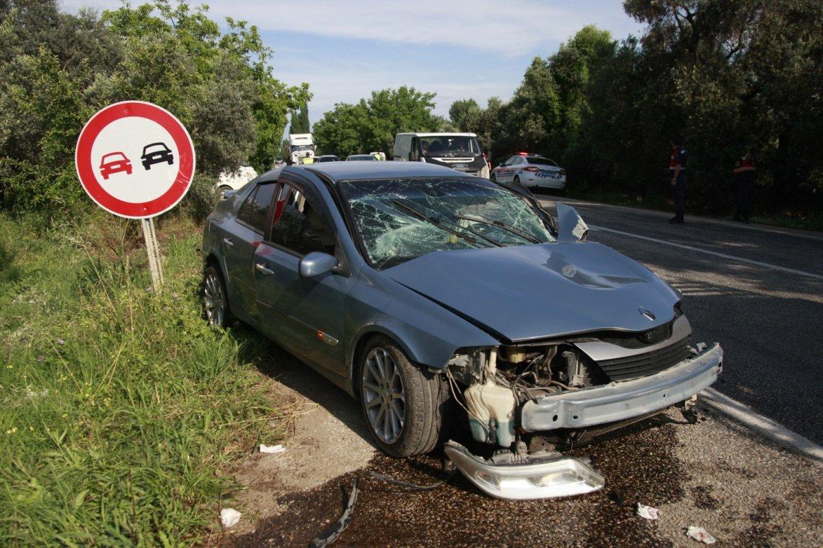Bursa'da araçlar kafa kafaya çarpıştı: 3 yaralı