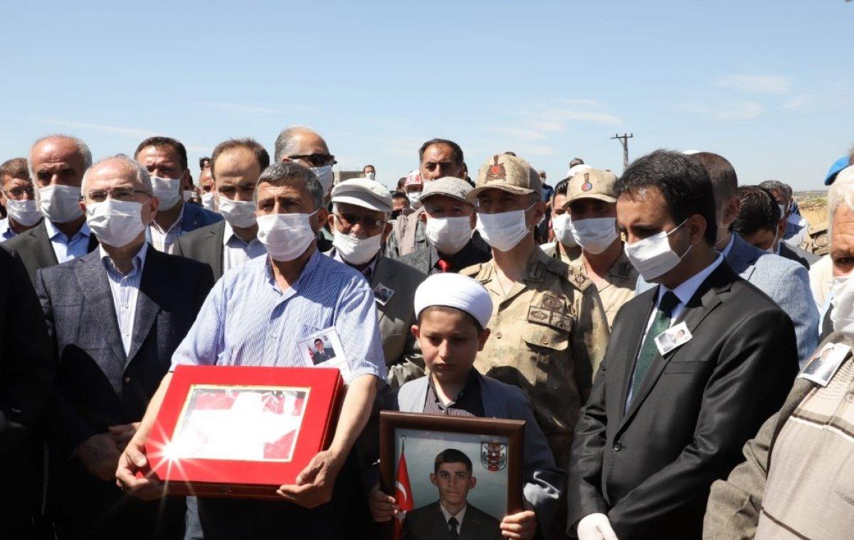 İdlib şehidinin cenaze töreninde PKK'ya lanet yağdırıldı