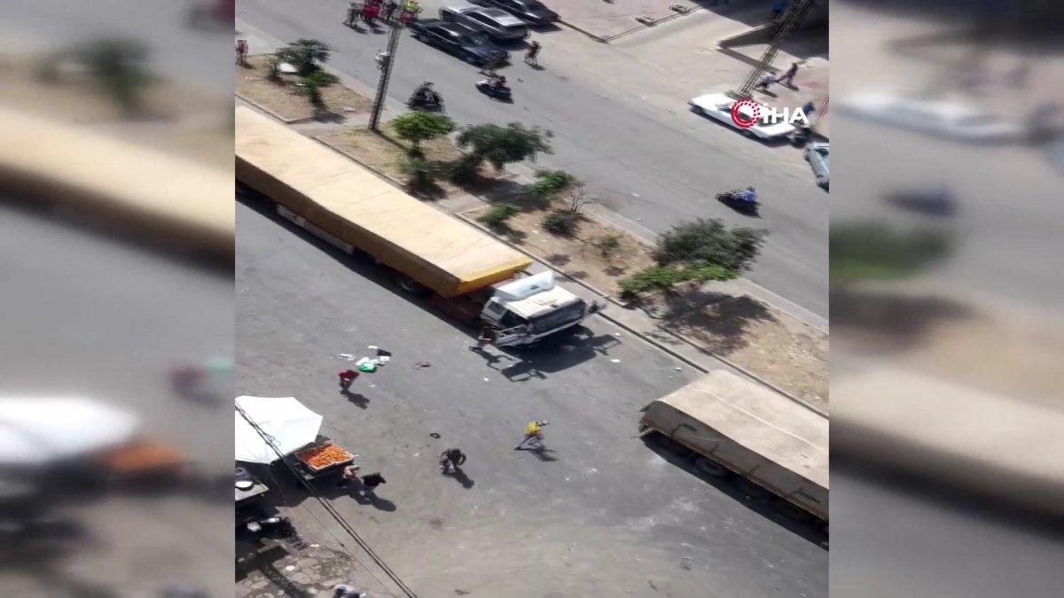 Lübnan'da protestocular, Esad'a giden yardımı durdurdu