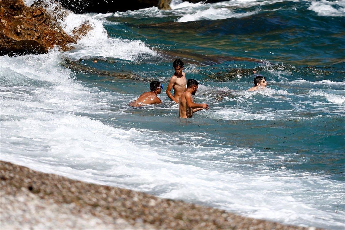 Konyaaltı sahilinde yoğunluk başladı