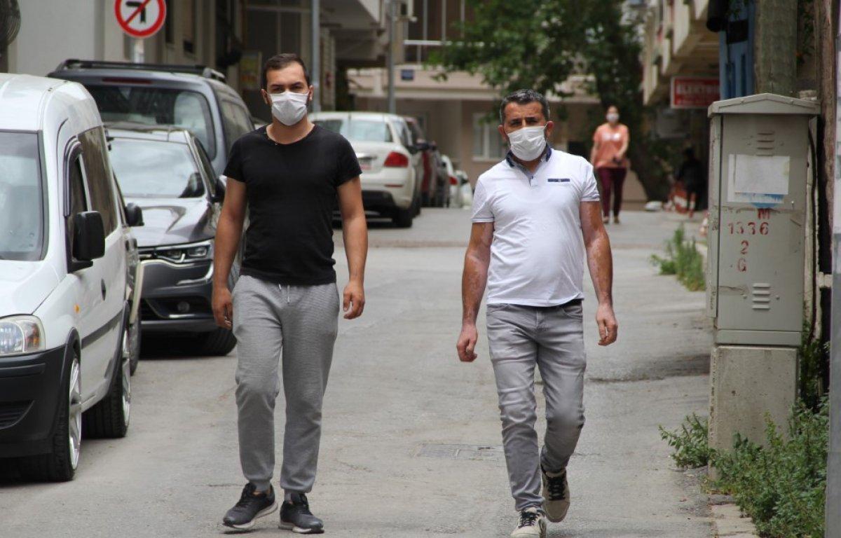 Park eden araca beton parçaları atıp, balyozla saldırdı