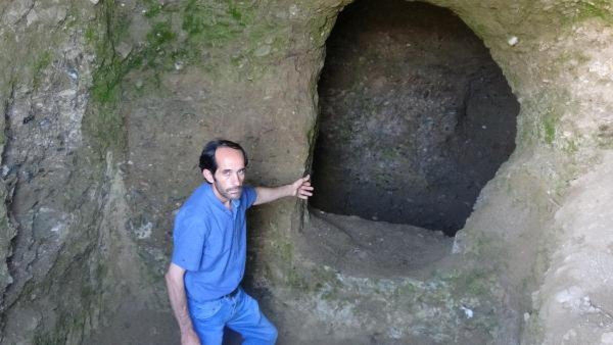 Aydın'da defineciler asırlık mezarları tahrip etti