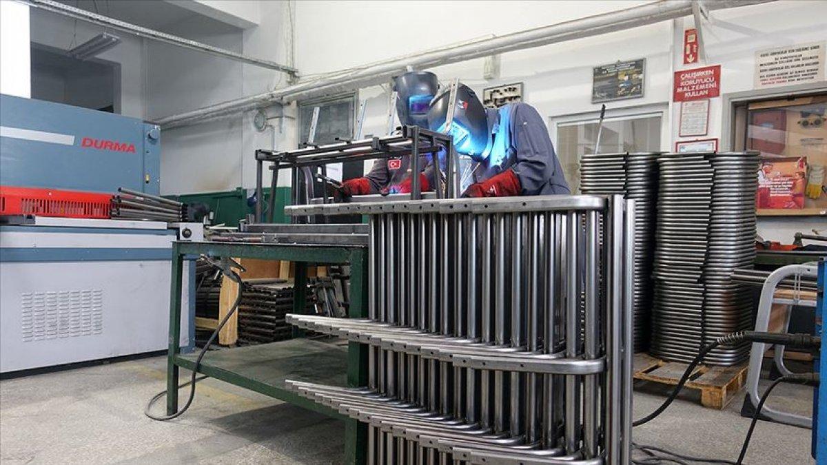 152 yıllık lise, Marmara'da okullar için sıra üretiyor