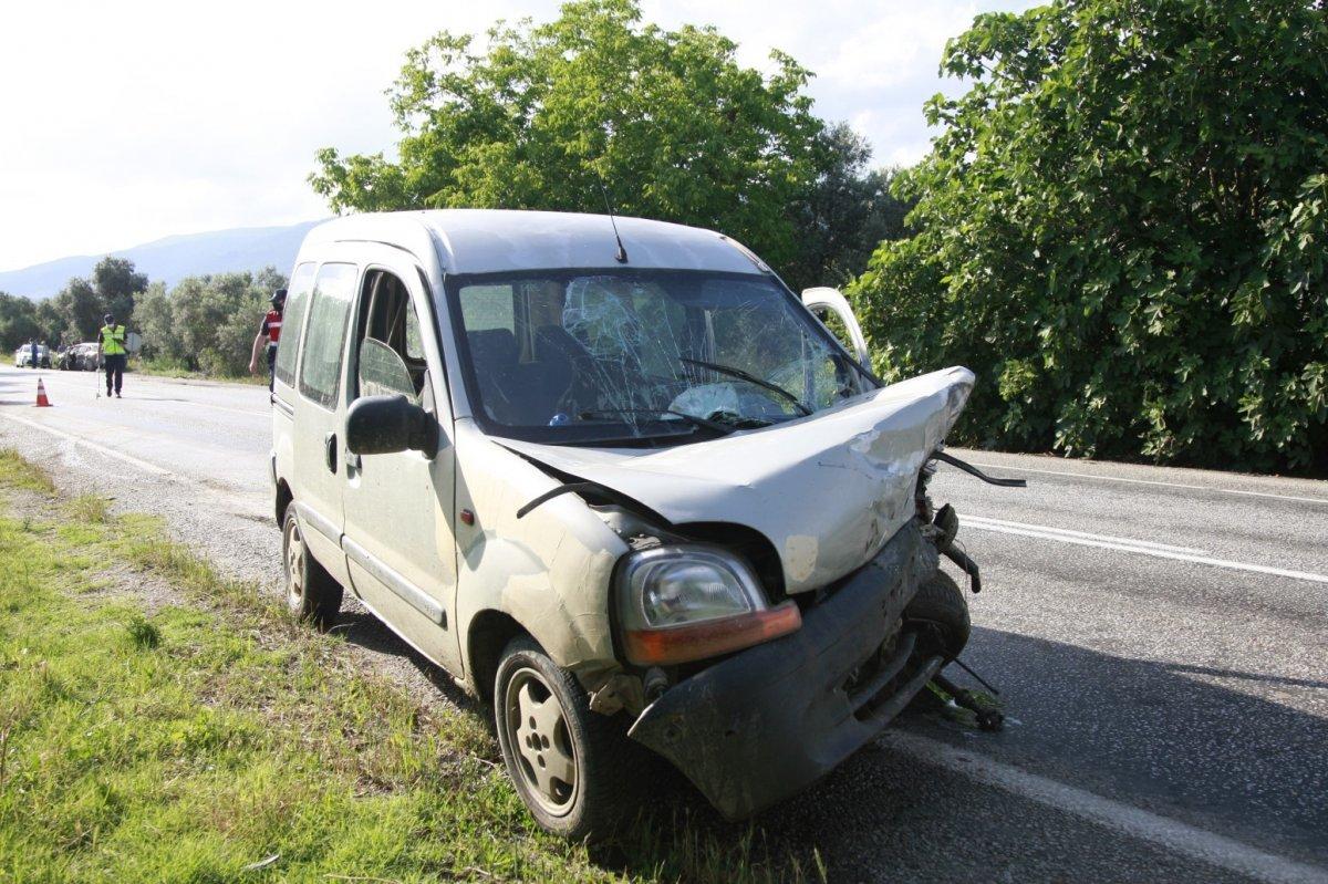 Bursa'da araçlar kafa kafaya çarpıştı: 3 yaralı