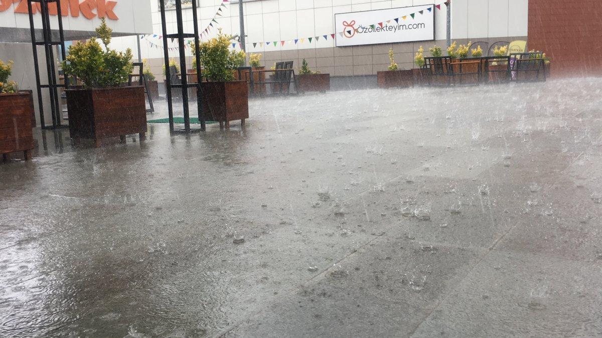 Eskişehir'de sağanak yağış vatandaşlara zor anlar yaşattı