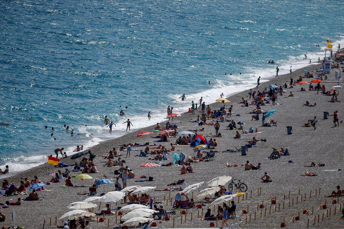 Konyaaltı sahilinde yoğunluk başladı