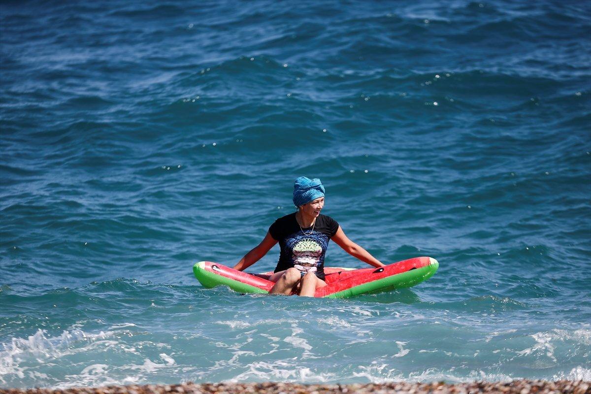 Konyaaltı sahilinde yoğunluk başladı