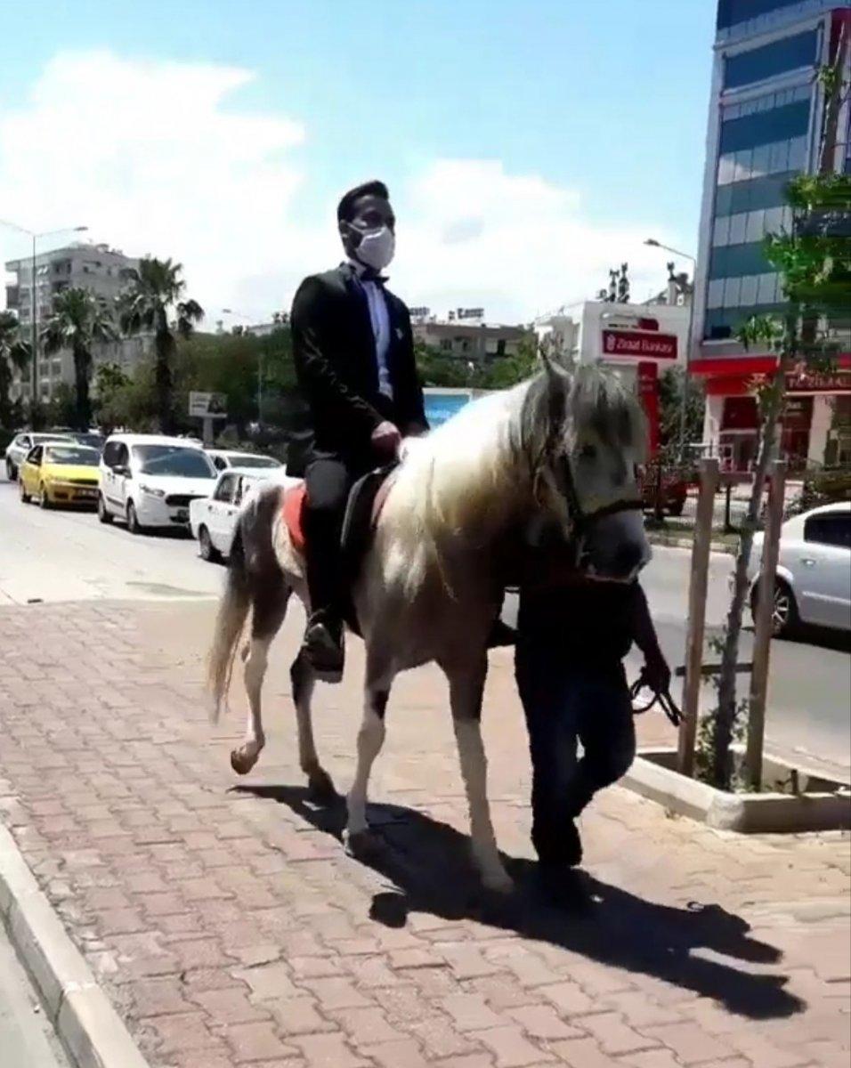 Antalya'da gelin ve damat düğüne atla gitti